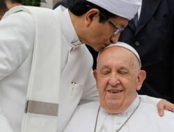 Momen Hangat Imam Masjid Istiqlal Cium Kening Paus Fransiskus