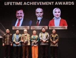 Dirut Pertamina Nicke Terima Lifetime Achievement Awards di IEA 2024