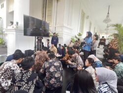 Sidang Kabinet Perdana, Wartawan Hanya Bisa Nobar di Teras Istana