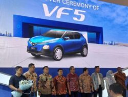 VinFast Serahkan 10 Unit Mobil Listrik VF5 ke Konsumen