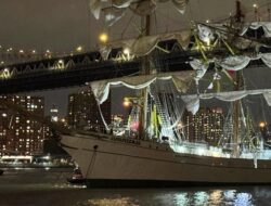 Kapal Angkatan Laut Meksiko Tabrak Jembatan Brooklyn New York