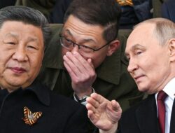 Akrab, Putin-Xi Saling Berbisik di Parade Hari Kemenangan Rusia