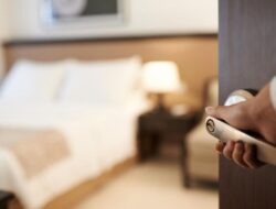 Jangan Lupa Selalu Gerendel Pintu Kamar