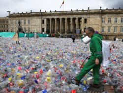 Banjir Sampah Plastik ‘Rendam’ Alun-alun Bogota
