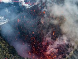 Gunung Api di Kamchatka Rusia Erupsi Usai Gempa, Apakah Berkaitan?