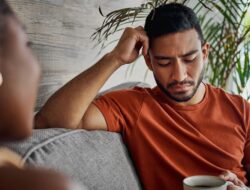 5 Tanda Si Dia Merasa Bosan Tapi Enggak Mau Ngaku