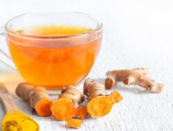 Jangan Diabaikan, Ini 7 Efek Samping Minum Air Kunyit Setiap Hari