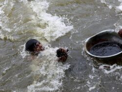 Mencari Harta Karun di Sungai Paling Suci di India