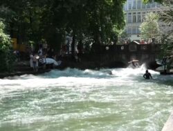 Kepanasan, Warga Jerman Berselancar di Taman