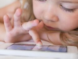 Komdigi Wajibkan Medsos Verifikasi Usia Pengguna Buat Lindungi Anak