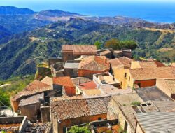 Turis Masuk ke Desa di Prancis Ini Harus Bugil dan Bayar Rp1,1 Juta