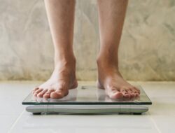 Ketahui Cara dan Waktu Terbaik Menimbang Berat Badan agar Akurat