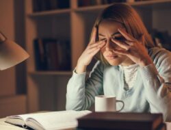 9 Penyebab Mata Buram, dari Hal Sepele hingga Kondisi Medis Serius