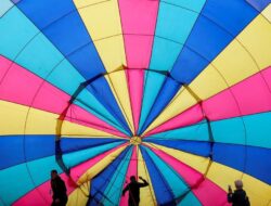 Warna-warni Balon Udara Hiasi Langit Bristol