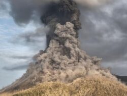 Gunung Lewotobi Laki-laki Meletus, Semburkan Abu Vulkanik 6 Km