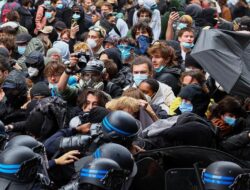Prancis Siaga, 800 Ribu Orang Bakal Unjuk Rasa Protes Presiden Macron
