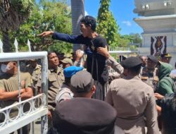 Aliansi Mahasiswa NTT Turun ke Jalan Tuntut Hapus Tunjangan DPRD NTT