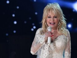 Dolly Parton Tunda Konser Residensi karena Gangguan Kesehatan
