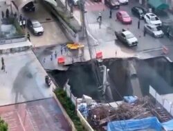 Detik-detik Jalan Raya Amblas Bikin Lubang 50 Meter di Bangkok
