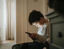 Main Gadget Bisa Bikin Anak Lamban Bicara hingga Mata Minus