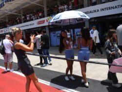 Keseruan Penonton ‘Sultan’ di Pit Lane Walk MotoGP Mandalika 2025