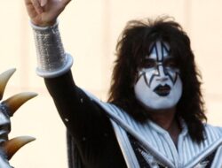 Gitaris dan Pendiri KISS, Ace Frehley Meninggal Dunia