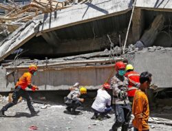 Evakuasi Korban Gedung Ponpes Ambruk Mulai Gunakan Alat Berat