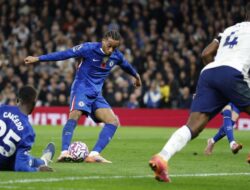 Duel Raksasa yang Sama-sama Loyo di Eropa