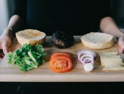 Talenan Kayu vs Plastik, Mana yang Lebih Aman untuk Dapur?