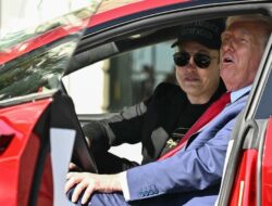 Ogah Mobil Listrik, Trump Bikin Gampang Produksi Mobil Bensin di AS