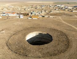 Geger Ratusan Lubang Raksasa Muncul di Wilayah Pertanian Turki