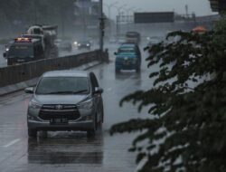 Perhatikan 4 Hal Ini Sebelum Liburan Naik Mobil Saat Musim Hujan