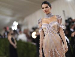 Kendall Jenner Kedapatan Jalan Bareng Pengusaha Parfum