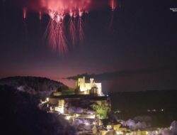 Viral ‘Ubur-ubur Merah Raksasa’ di Langit, Ini Penjelasan NASA