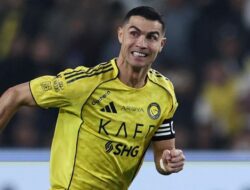 Viral Ronaldo Minum dengan Cara Aneh, Ternyata Ini Manfaatnya