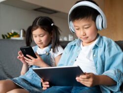 Screen Time Berlebihan pada Anak, Kapan Harus Dibatasi dan Bagaimana Caranya? : Okezone Women