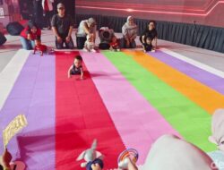 Bayi Semangat Ikut Lomba Merangkak, Ternyata Ini Tahapan Penting Tumbuh Kembang
