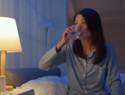 Minum Air Tengah Malam Bisa Rusak Ginjal? Ini Kata Dokter