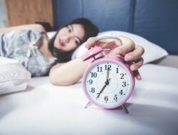 Sering Snooze Alarm? Kebiasaan Ini Bisa Bikin Bangun Tidur Makin Pusing : Okezone Women