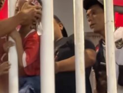 Viral! Kepala Bocah Nyangkut di Pagar Stadion saat Nonton Timnas Indonesia, Endingnya Kocak : Okezone Women