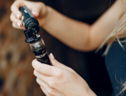 Etomidate dalam Vape Jadi Sorotan, Dokter Ungkap Bahaya hingga Risiko Kematian : Okezone Women