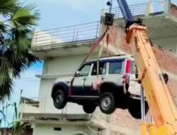 Takut Mobil Barunya Dicuri, Pemiliknya Sewa Derek Diangkat ke Atap Rumah